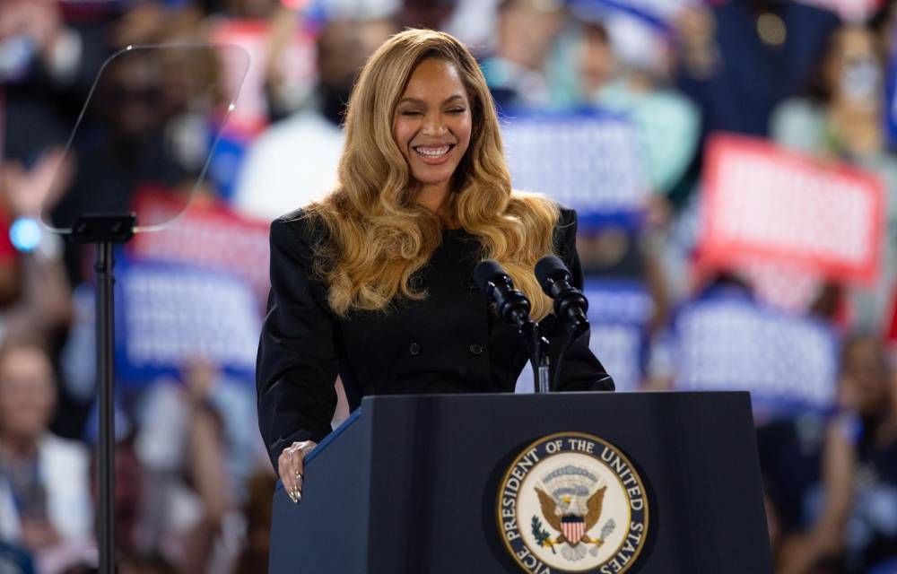 La cantante estadounidense Beyoncé este viernes en un mítin de la candidata y vicepresidente de EE.UU., Kamala Harris en Houston.