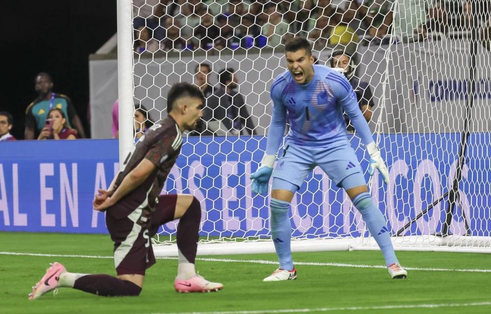 El guardameta de la selección mexicana, Julio González (d), fue registrado el pasado 22 de junio, al alentar a su compañero Johan Vásquez, durante un partido del grupo B de la Copa América, en el estadio NRG de Houston (Texas, EE.UU.). EFE/Leslie Plaza