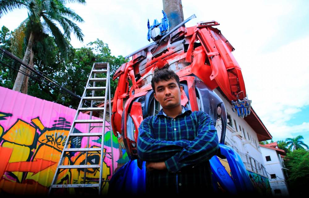 La réplica del Optimus Prime mide 14 pies de altura.