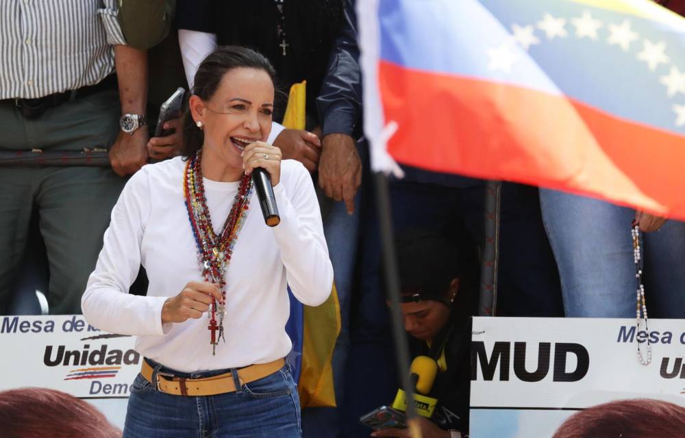 La líder opositora de Venezuela María Corina Machado habla en una protesta en rechazo a los resultados oficiales de las elecciones presidenciales -que dan la victoria al presidente Nicolás Maduro-, este 3 de agosto de 2024 en Caracas (Venezuela). EFE/ Ronald Peña R.