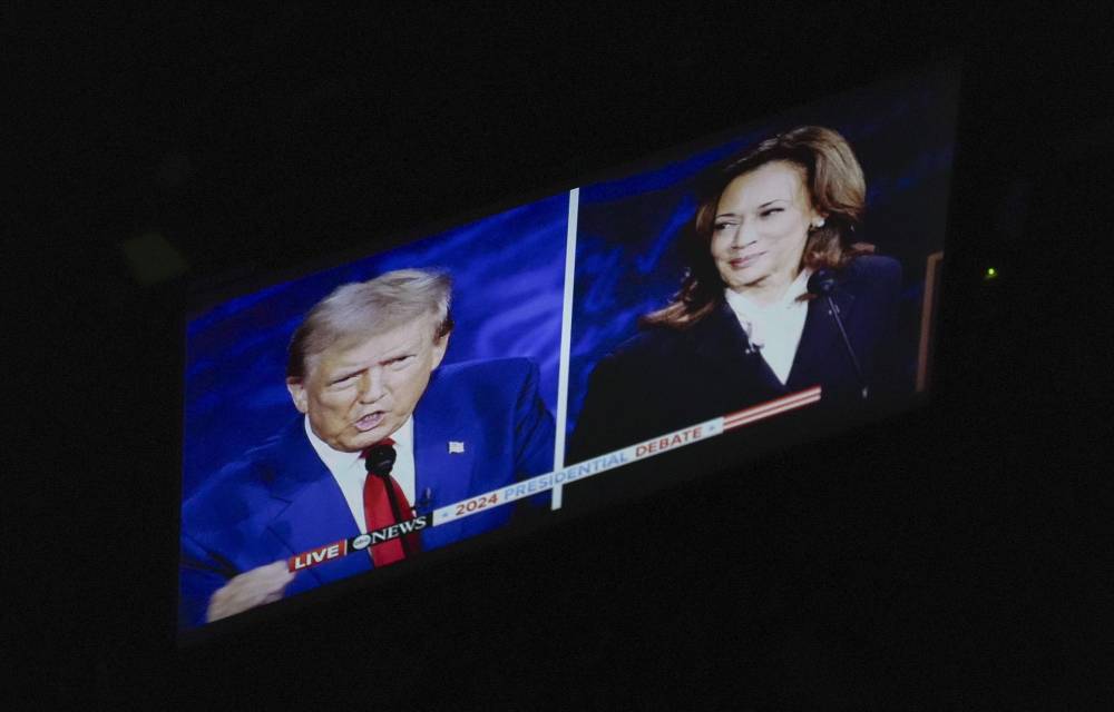 Un monitor fuera del escenario durante un debate presidencial entre el candidato presidencial republicano Donald J. Trump y la candidata presidencial demócrata y vicepresidenta estadounidense, Kamala Harris, el 10 de septiembre de 2024.