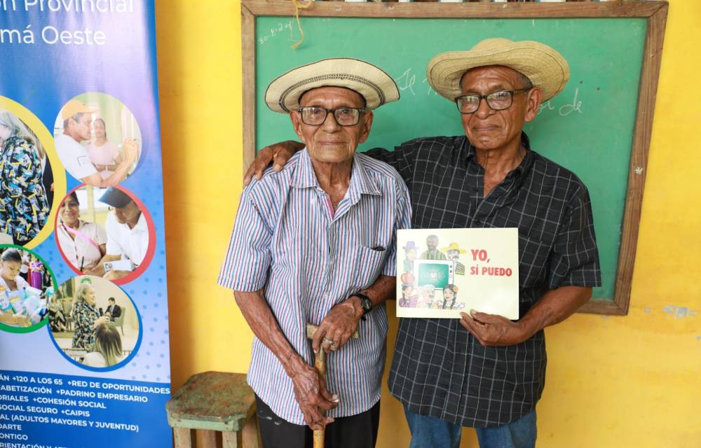 Don Félix Morán, de 97 años, y su hijo Cirilo Flores, de 76 años.