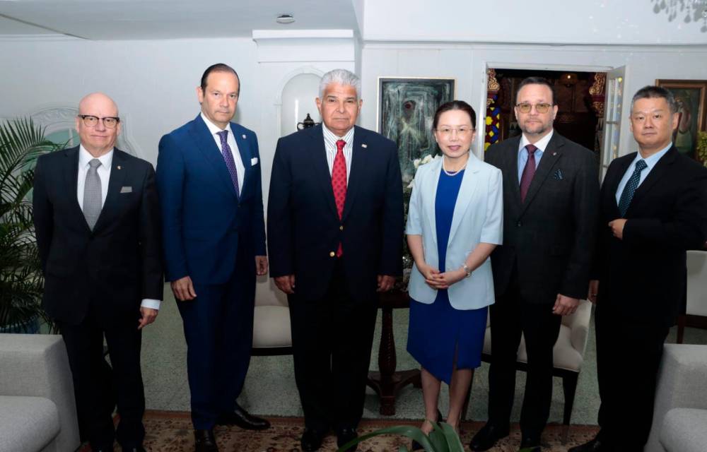 El canciller y el ministro de Comercio presentes.