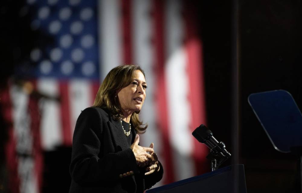 Fotografía del 5 de noviembre de 2024 en donde se ve a la vicepresidenta estadounidense y candidata demócrata a la Casa Blanca, Kamala Harris. EFE/DAVID MUSE