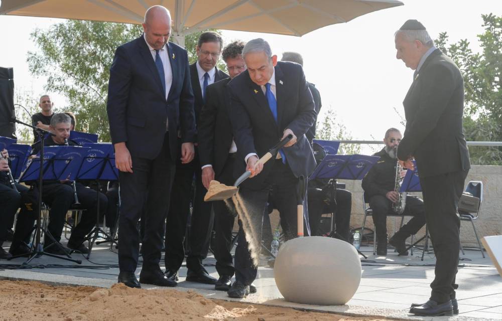 El primer ministro israelí, Benjamin Netanyahu, participa este lunes, en la ceremonia en memoria de los asesinados y caídos el 7 de octubre y en la guerra de las Espadas de Hierro, y en la colocación de una piedra angular para la Monumento a las víctimas de las hostilidades, en la Knesset de Jerusalén.EFE/ GPO SOLO USO EDITORIAL SOLO DISPONIBLE PARA ILUSTRAR LA NOTICIA QUE ACOMPAÑA (CRÉDITO OBLIGATORIO)