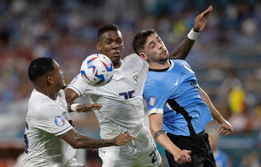 Miami (United States), 23/06/2024.- Panama defender Eric Davis (L) Panama defender Roderick Miller (C) and Uruguay midfielder Federico Valverde challenge for the ball during the first half of the CONMEBOL Copa America 2024 group C match between Uruguay and Panama, in Miami, Florida, USA 23 June 2024. EFE/EPA/CRISTOBAL HERRERA-ULASHKEVICH