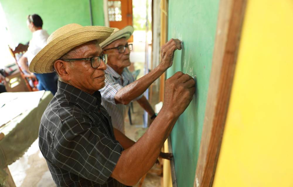 Don Félix Morán, de 97 años, y su hijo Cirilo Flores de 76 años.