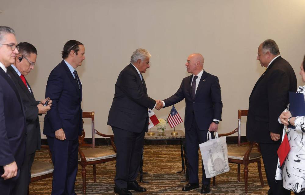 Presidente Mulino al momento de recibir a Alejandro Mayorcas, al frente de la delegación de Estados Unidos que participó de la toma de posesión este lunes 1 de julio de 2024