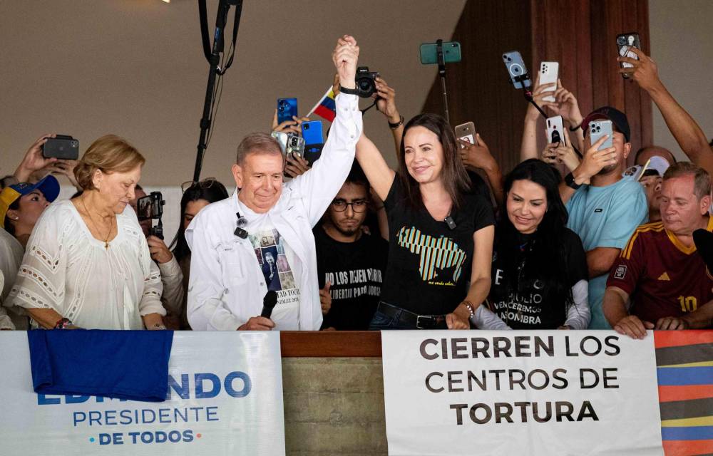 El candidato a la presidencia de Venezuela Edmundo González (c) saluda junto a la líder opositora María Corina Machado (2-d) durante un acto de campaña, en la Universidad Central de Venezuela (UCV) en Caracas (Venezuela).