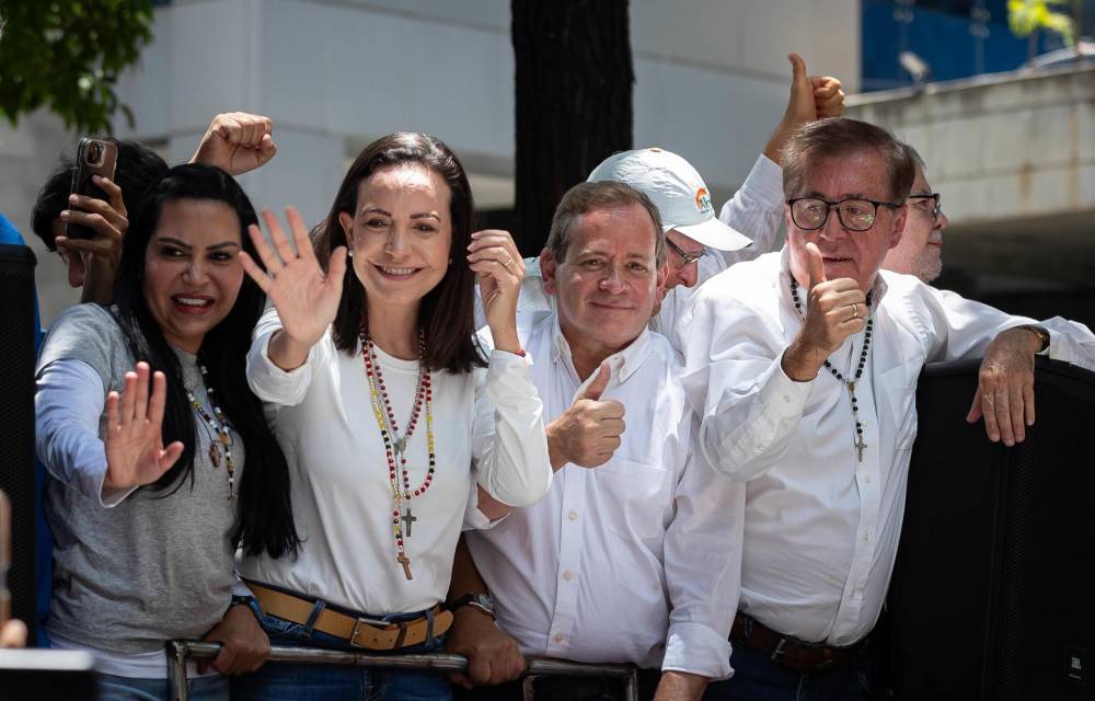 Fotografía del 28 de agosto de 2024 donde se observa al exdiputado venezolano Juan Pablo Guanipa (2-d) junto a la líder opositora venezolana, María Corina Machado (2-i), durante una manifestación de la oposición, en Caracas (Venezuela). EFE/ Ronald Peña R.