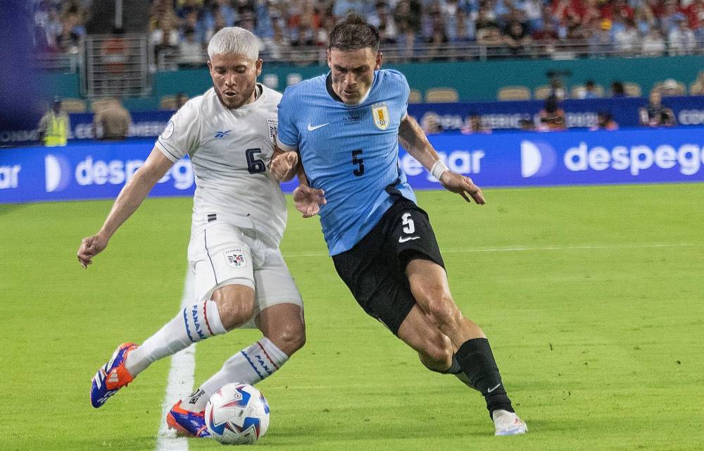 Miami (United States), 23/06/2024.- Panama midfielder Cristian Martinez (L) and Uruguay midfielder Manuel Ugarte (R) battle for the ball during the second half of the CONMEBOL Copa America 2024 group C match between Uruguay and Panama, in Miami, Florida, USA 23 June 2024. EFE/EPA/CRISTOBAL HERRERA-ULASHKEVICH