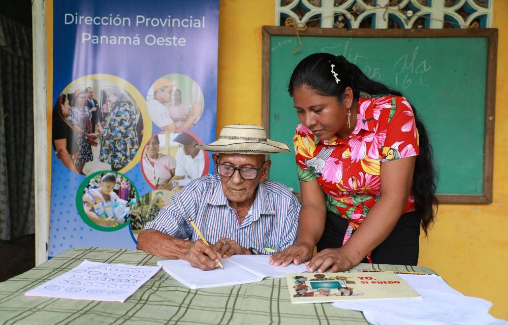 Padre e hijo de 97 y 76 años tomaron el reto de aprender a leer y escribir