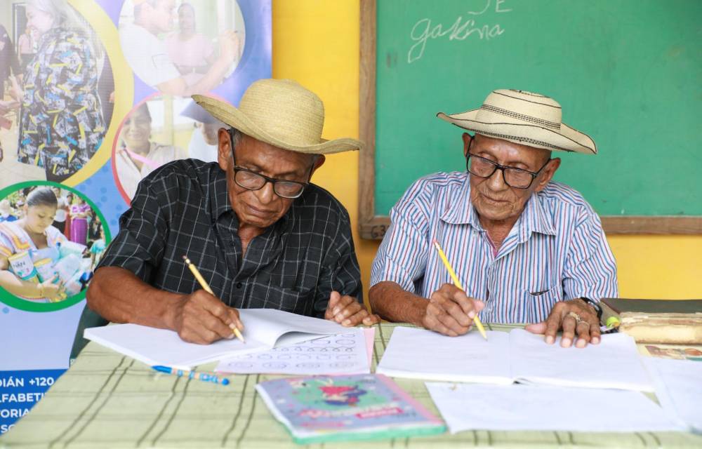 Padre e hijo de 97 y 76 años tomaron el reto de aprender a leer y escribir