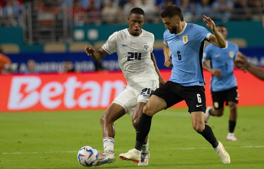 Miami (United States), 23/06/2024.- Panama defender Edgardo Farina (L) and Uruguay midfielder Rodrigo Bentancur (R) battle for the ball during the second half of the CONMEBOL Copa America 2024 group C match between Uruguay and Panama, in Miami, Florida, USA 23 June 2024. EFE/EPA/CRISTOBAL HERRERA-ULASHKEVICH