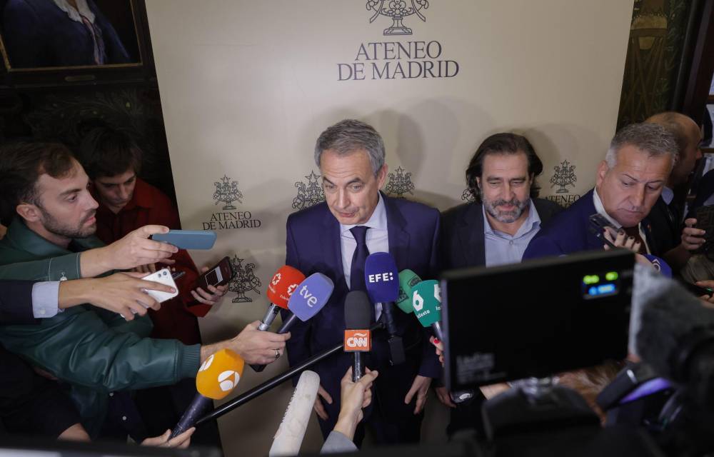 El expresidente del Gobierno español José Luis Rodríguez Zapatero participa en la presentación del libro “La democracia y sus derechos” del que es coordinador, en el Ateneo de Madrid.