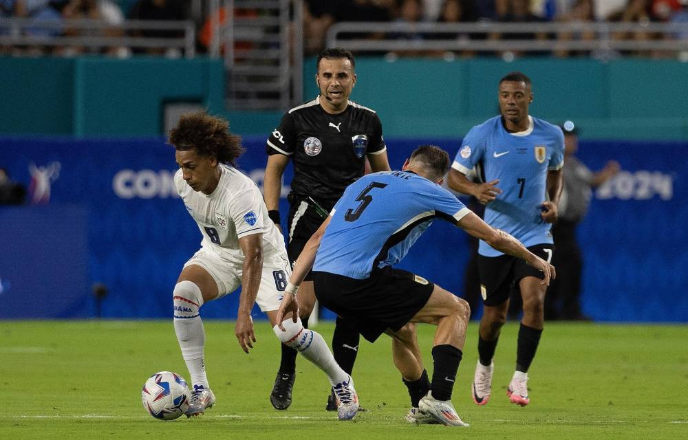 Miami (United States), 23/06/2024.- Chile referee Piero Maza (2-L) looks on as Panama midfielder Adalberto Carrasquilla (L) and Uruguay midfielder Manuel Ugarte (2-R) battle for control of the ball during the second half of the CONMEBOL Copa America 2024 group C match between Uruguay and Panama, in Miami, Florida, USA 23 June 2024. EFE/EPA/CRISTOBAL HERRERA-ULASHKEVICH