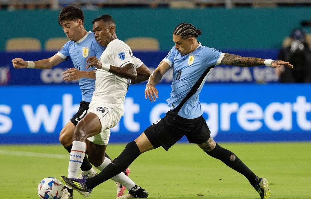 Miami (United States), 23/06/2024.- Panama defender Roderick Miller (C) battles with Uruguay forward Facundo Pellistri (L) and Uruguay forward Darwin Nunez (R) during the first half of the CONMEBOL Copa America 2024 group C match between Uruguay and Panama, in Miami, Florida, USA 23 June 2024. EFE/EPA/CRISTOBAL HERRERA-ULASHKEVICH