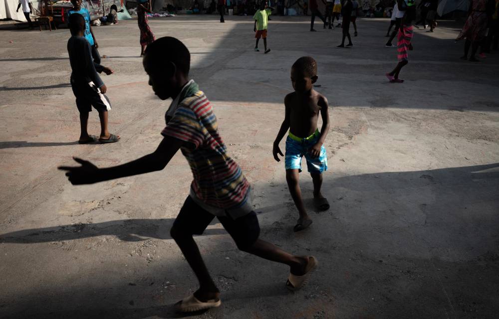 Niños que juegan en un campamento improvisado en Puerto Príncipe (Haití).