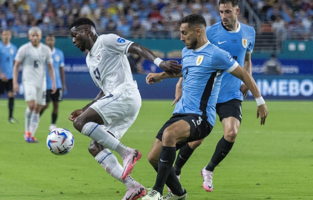 Miami (United States), 23/06/2024.- Panama forward Jose Fajardo (L) and Uruguay defender Sebastian Caceres (R) battle for control of the ball during the second half of the CONMEBOL Copa America 2024 group C match between Uruguay and Panama, in Miami, Florida, USA 23 June 2024. EFE/EPA/CRISTOBAL HERRERA-ULASHKEVICH