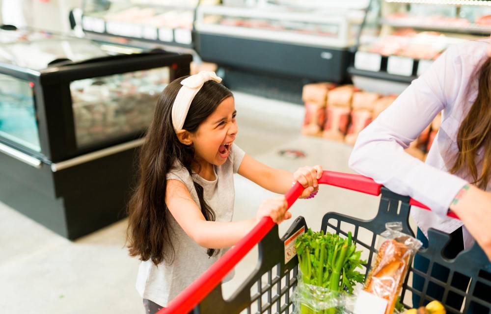 Entre las recomendaciones está guardar la calma y no cedas a la exigencia del niño.