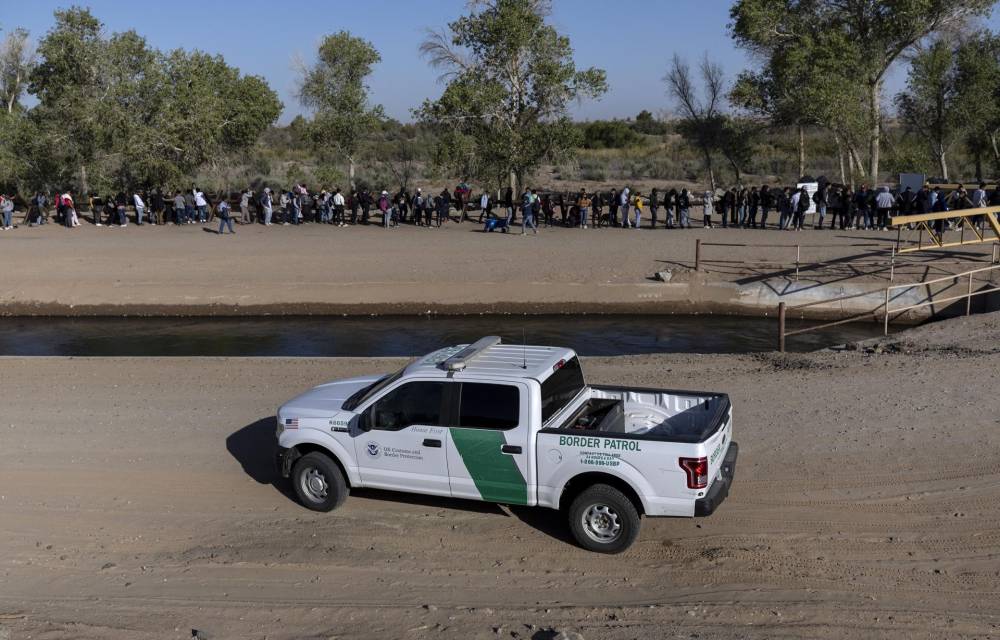 Fotografía de archivo de migrantes que esperan a ser procedados por la patrulla fronteriza en Yuma, Arizona (Estados Unidos) EFE/EPA/ETIENNE LAURENT