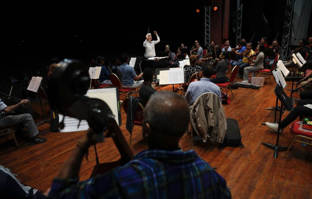 La directora invitada Nell Flanders de los Estados Unidos, dirige un ensayo de la Orquesta Sinfónica de Panamá el 14 de mayo de 2024 en el Teatro Balboa en Ciudad de Panamá (Panamá). EFE/Bienvenido Velasco