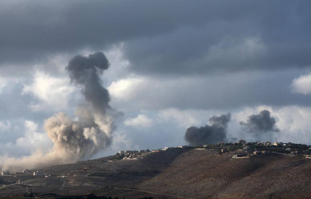 El humo se eleva como resultado de un ataque aéreo israelí cerca de la aldea de Maroun El Ras en el sur del Líbano, visto desde el lado israelí de la frontera, al norte de Israel, el 1 de octubre de 2024. EFE/EPA/Atef Safadi