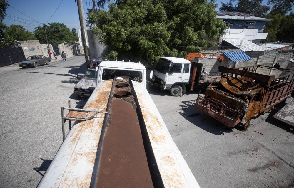 Fotografía de una calle completamente bloqueada por vecinos, para evitar que los miembros de las bandas armadas entren a sus residencias a robar, secuestrar o asesinar, escena que se repite en muchas calles de la capital, este viernes en Puerto Príncipe (Haití). EFE/Orlando Barría