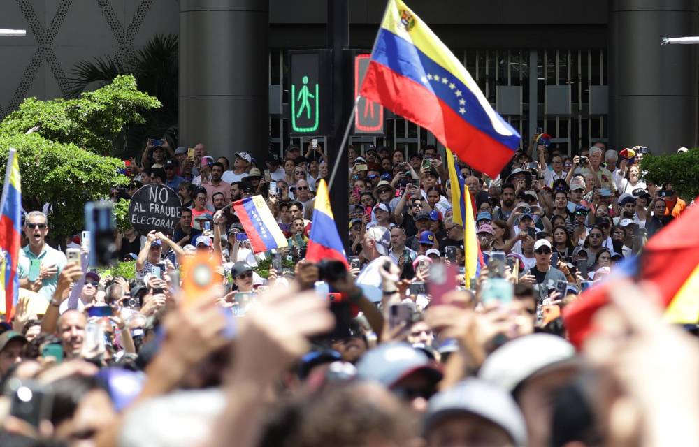 Fotografía de archivo del 3 de agosto de 2024 de miles de venezolanos que protestan contra los resultados de las elecciones presidenciales del 28 de julio brindados por el Consejo Nacional Electoral (CNE), que proclamó ganador y reelegido al presidente Nicolás Maduro, en Caracas (Venezuela).