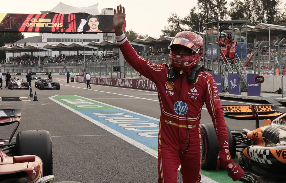 El piloto español de Ferrari Carlos Sainz celebra tras ganar la 'pole' del Gran Premio de F1 de México en el autódromo Hermanos Rodríguez. EFE/José Méndez