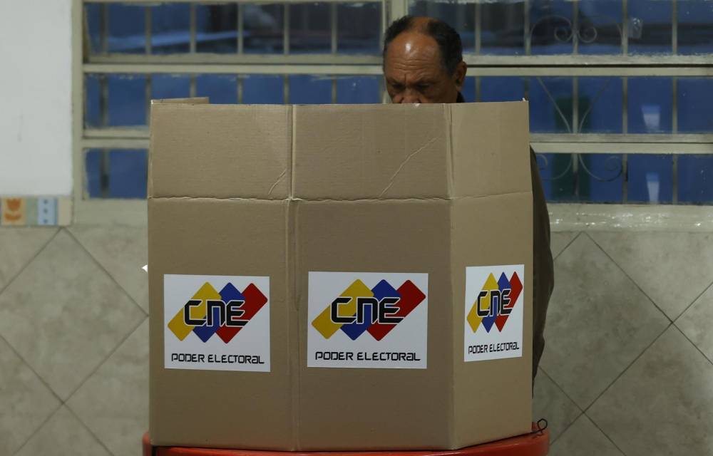 Un hombre vota este domingo, en un centro de votación en Caracas (Venezuela). EFE/ Henry Chirinos