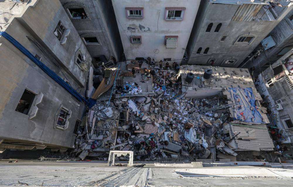 Gaza (EFE). Ruinas de un bloque de viviendas en un campo de refugiados de Gaza bombardeado por el ejército israelí. EFE/EPA/MOHAMMED SABER