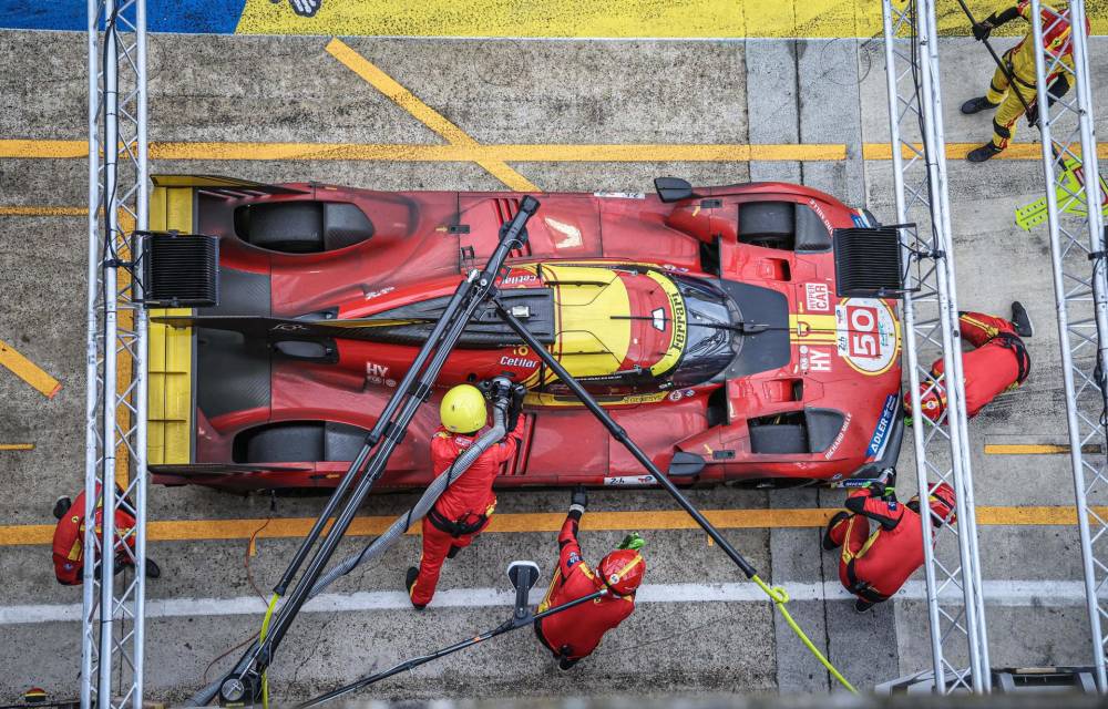 El coche Ferrari 499P (Ferrari AF Corse) conducido por el italiano Antonio Fuoco, el español Miguel Molina y el danés Nicklas Nielsen hace una parada durante la 92º edición de las 24 Horas de Le Mans, este domingo en Le Mans, Francia. EFE/CHRISTOPHE PETIT TESSON
