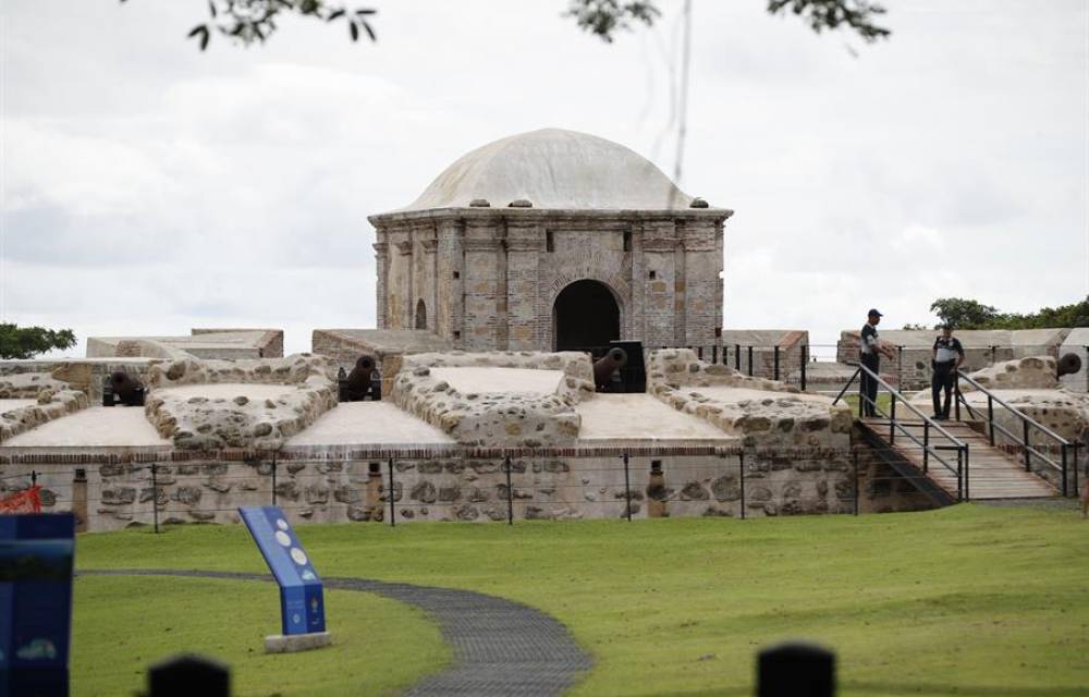 Turistas visitan el Fuerte de San Lorenzo en Colón, Panamá.