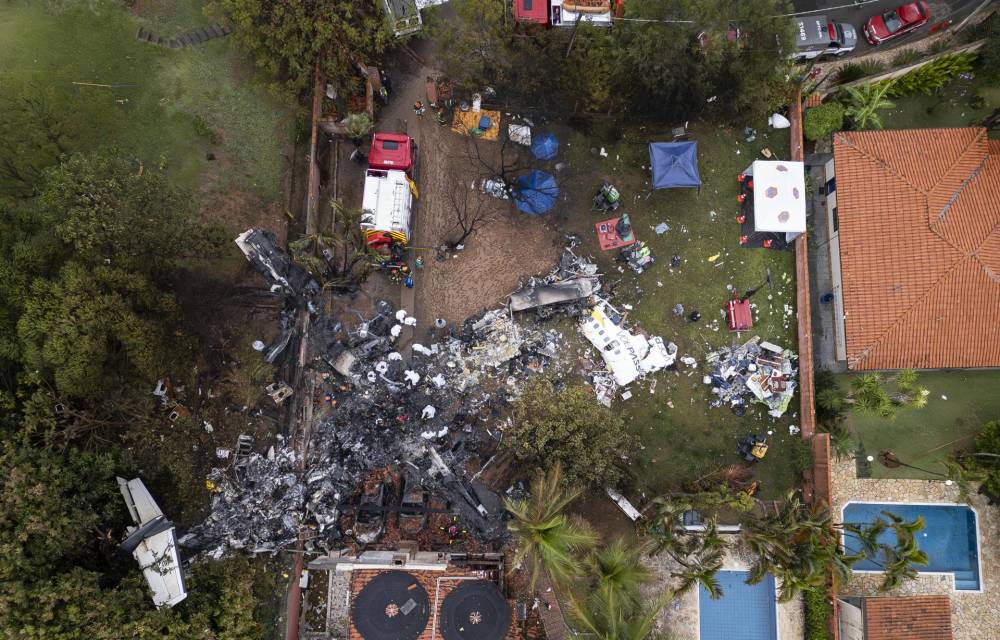 AME9470. VINHEDO (BRASIL), 10/08/2024.- Fotografía aérea que muestra agentes de policía científica de Brasil trabajando este sábado, en los restos del fuselaje del avión de la aerolínea Voepass que se estrelló en la ciudad de Vinhedo (Brasil). El avión que se estrelló este viernes en el interior del estado brasileño de São Paulo en un accidente en el que murieron sus 61 ocupantes estaba en condiciones regulares de vuelo y no llegó a reportar ninguna emergencia, informaron los responsables por la investigación. EFE/ Isaac Fontana