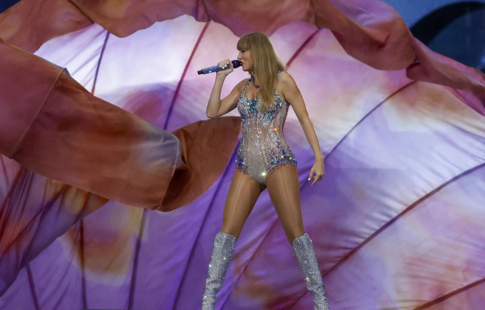 La cantante y compositora estadounidense Taylor Swift actúa en el escenario con motivo de su concierto 'The Eras Tour' en el estadio Santiago Bernabeu de Madrid, España, el 29 de mayo de 2024. EFE/Juanjo Martín