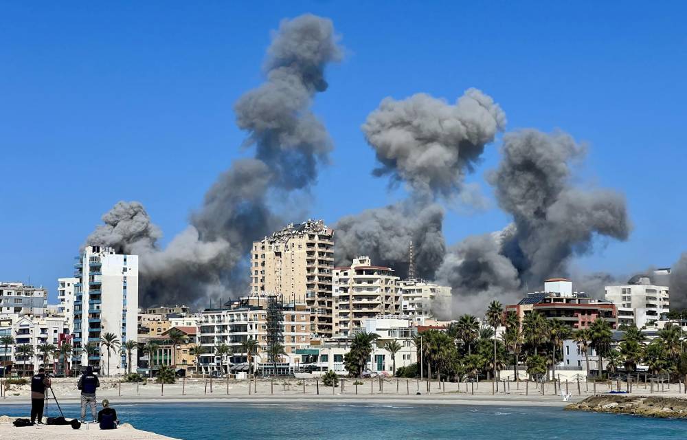 El humo se eleva tras un ataque israelí contra la ciudad de Tiro, Líbano, este miércoles. El Ejército israelí, Tsahal, emitió advertencias para evacuar partes de Tiro que afirmó eran sitios de Hezbolá en el sur del Líbano antes de los ataques aéreos. Tiro es Patrimonio de la Humanidad de la UNESCO y la quinta ciudad más grande de Líbano. EFE/ Str