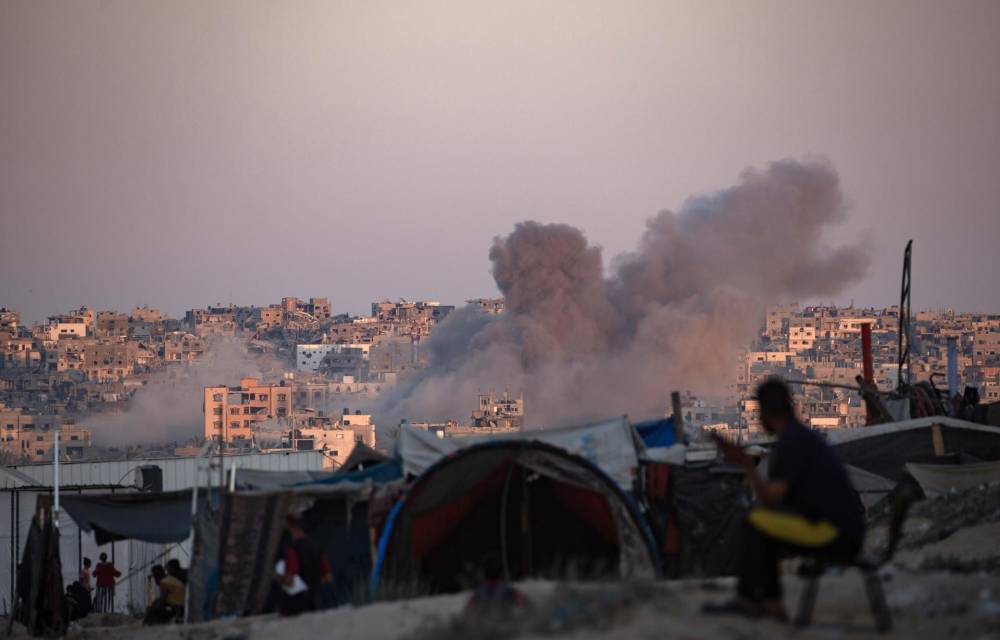 El humo se eleva tras un ataque aéreo israelí en Gaza, donde se ha superado ya la cifra de 40.000 muertos palestinos.