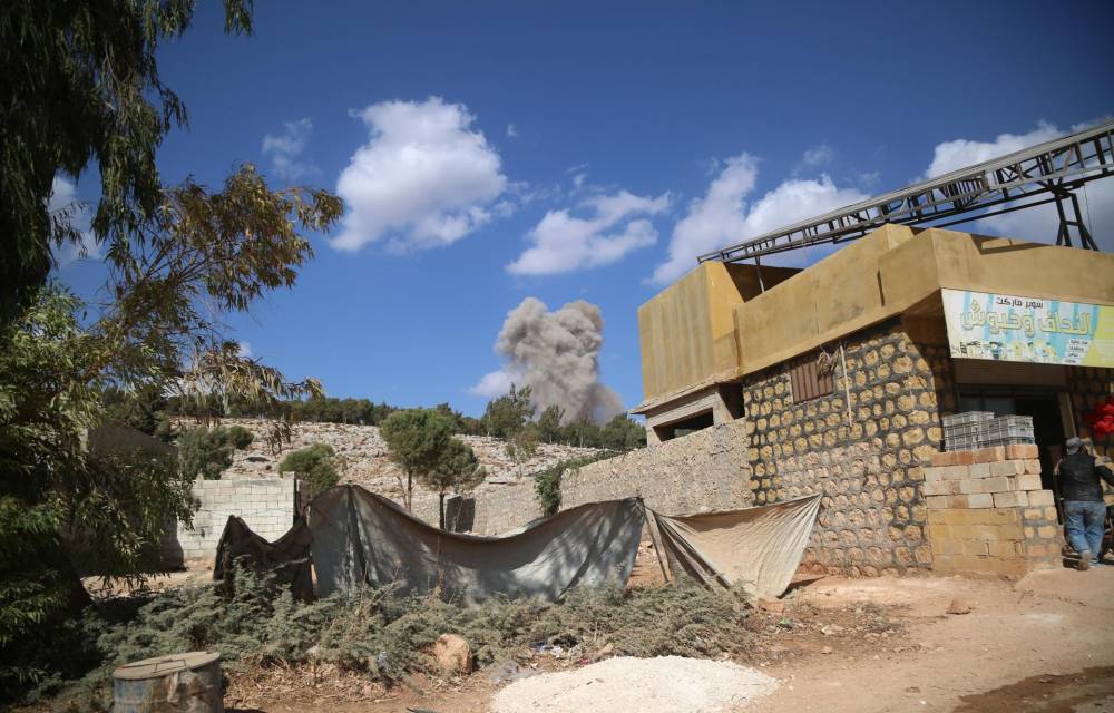 Imagen en la que se observa humo tras un ataque aéreo presuntamente cercano a un campamento de desplazados en Ma'arrat Misrin, Idlib, noroeste de Siria. EFE/EPA/Bilal Al Hammoud