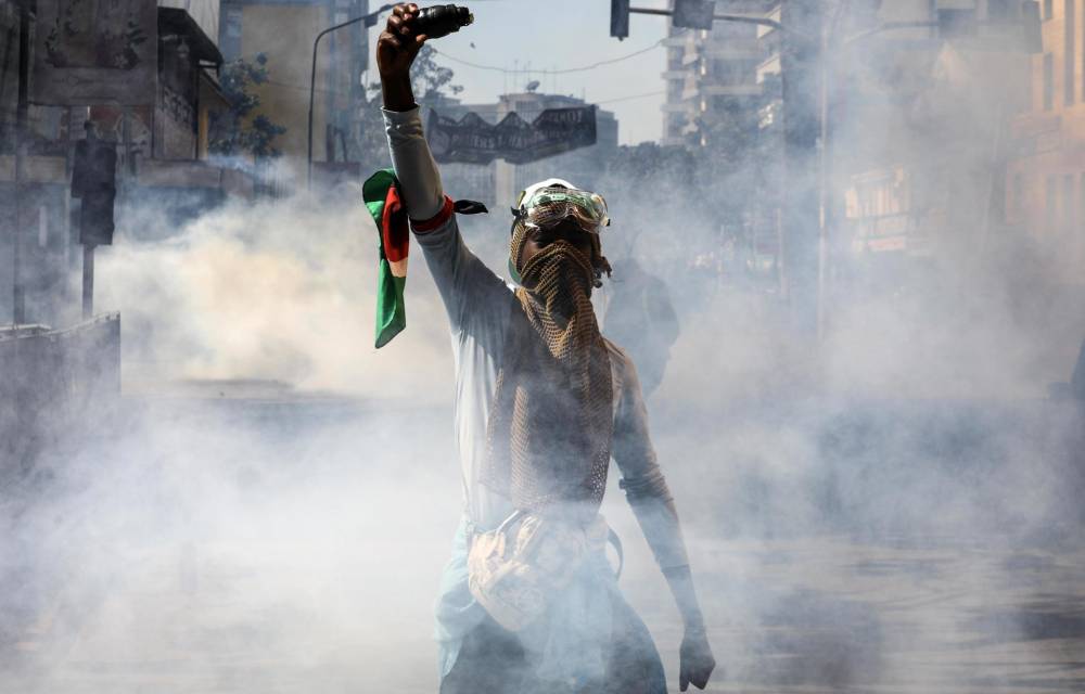 Un joven protesta, en medio de gases lacrimógenos, en Nairobi (Kenia) contra el aumento de los impuestos, el 25 de junio de 2024. EFE/EPA/DANIEL IRUNGU