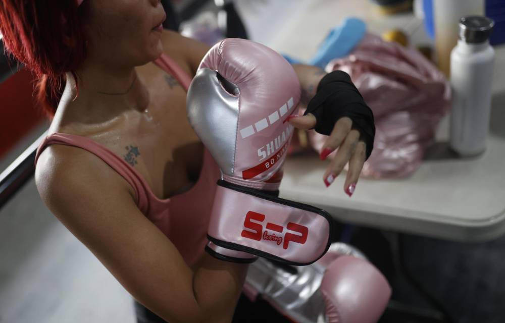 La panameña Yulissa Serrano, de 24 años, cuida de todos los detalles antes de comenzar su exigente entrenamiento en un gimnasio de la capital de su país. EFE/Bienvenido Velasco