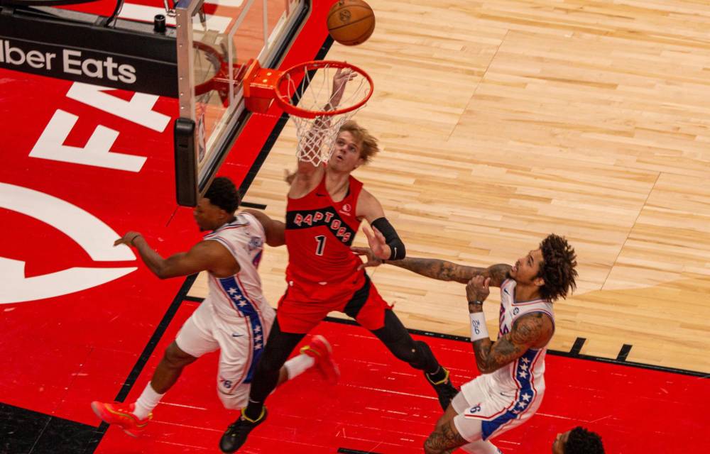 Gradey Dick (c) de los Toronto Raptors entra a canasta ante los Philadelphia 76ers, un partido de la NBA en el Scotiabank Arena, en Toronto (Canadá). EFE/ Julio César Rivas