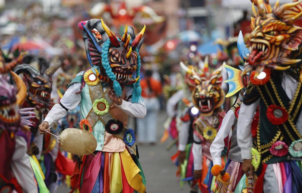 Jóvenes participan de la Danza del Gran Diablo este domingo durante el desfile folclórico que conmemora el 203 año del grito de independencia de Panamá en La Chorrera (Panamá). EFE/Bienvenido Velasco