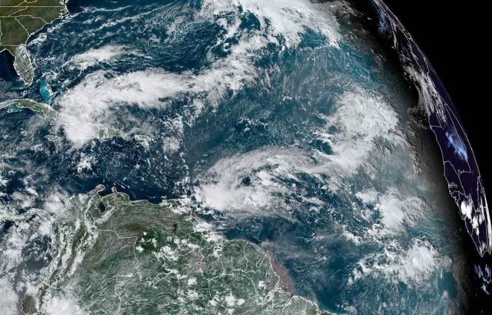 Fotografía satelital cedida por la Oficina Nacional de Administración Oceánica y Atmosférica (NOAA) a través del Centro Nacional de Huracanes (NHC) estadounidense donde se muestra la localización de la tormenta tropical Oscar, el lunes en el Atlántico.