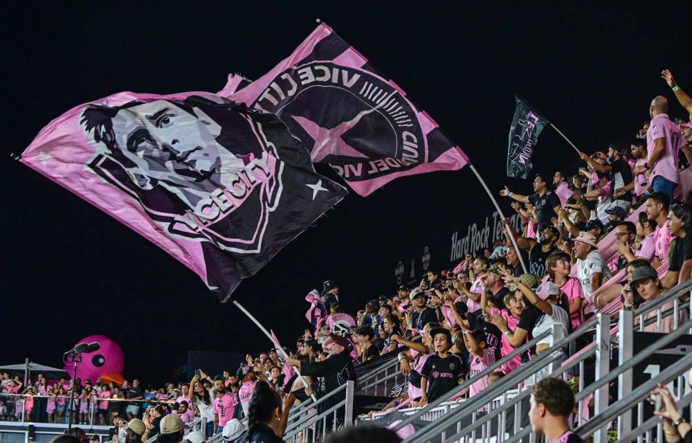 Fotografía de archivo de un grupo de fanáticos del Inter Miami durante un partido de fútbol de la Major League Soccer (MLS).