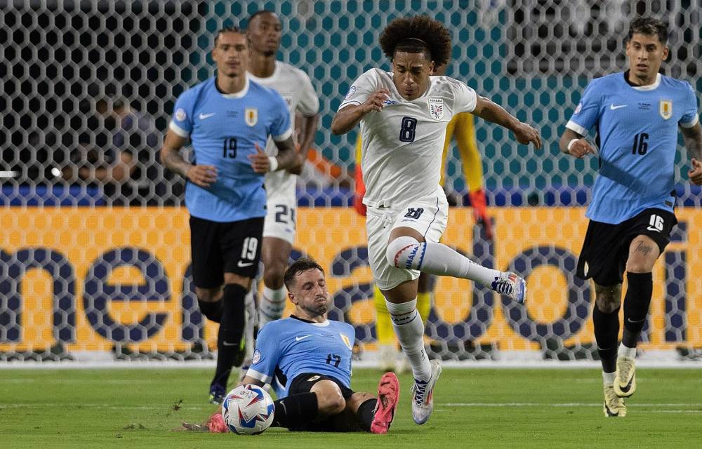 Miami (United States), 23/06/2024.- Panama midfielder Adalberto Carrasquilla (2-R) avoids the tackle by Uruguay defender Matias Vina (2-L) during the second half of the CONMEBOL Copa America 2024 group C match between Uruguay and Panama, in Miami, Florida, USA 23 June 2024. EFE/EPA/CRISTOBAL HERRERA-ULASHKEVICH