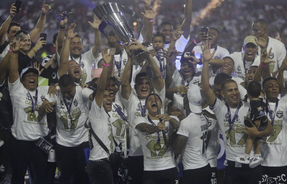 Jugadores de Tauro fueron registrados este sábado, al celebrar el título del torneo Apertura 2024 de la Liga Panameña de Fútbol (LPF), tras derrotar por 2-0 a Plaza Amador en la final, en el estadio Rommel Fernández de Ciudad de Panamá (Panamá). EFE/Carlos Lemos