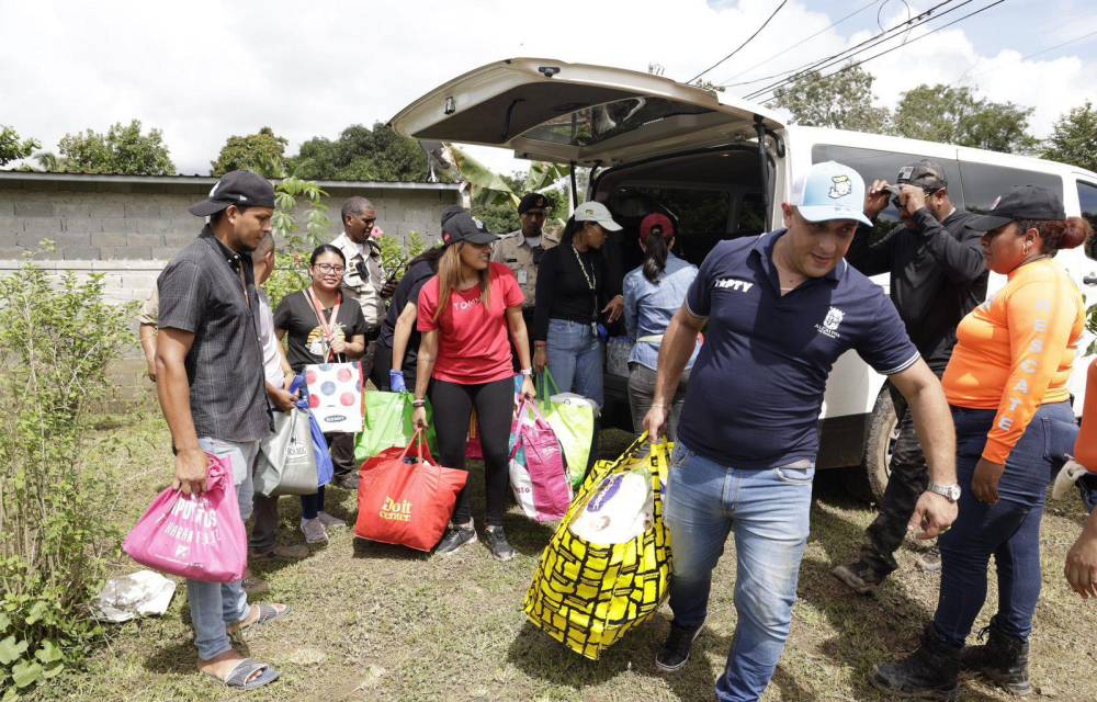 Alcaldía de Panamá y Primera Dama brindan apoyo a familias afectadas en Las Garzas