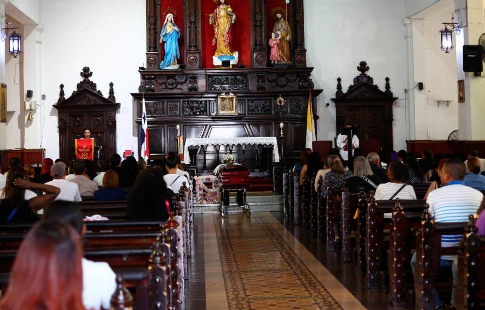 Restos de Likenerly descansan en cementerio de Corozal.