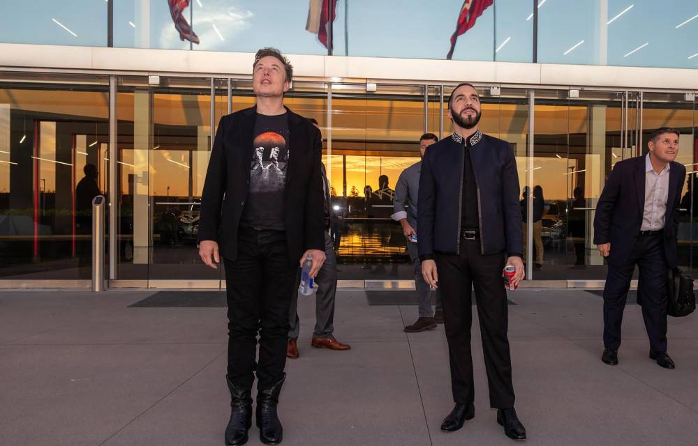 Fotografía cedida por el gobierno de El Salvador de el empresario Elon Musk (i) reunido con el presidente salvadoreño, Nayib Bukele este viernes, en Texas (Estados Unidos).